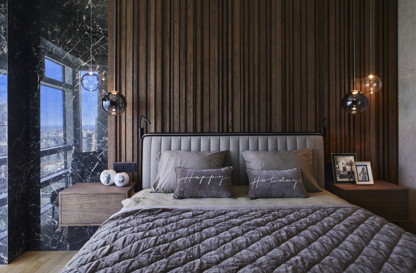 Aranżacja sypialni z drewnianą ścianą