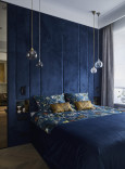 Elegancka sypialnia z tapicerowaną ścianą