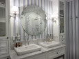 Łazienka z designerskim lustrem i tapetą