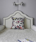 Łóżko z zagłówkiem i tapicerowaną ścianą