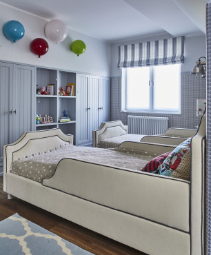 Pokój dziecięcy z tapicerowanymi łóżkami