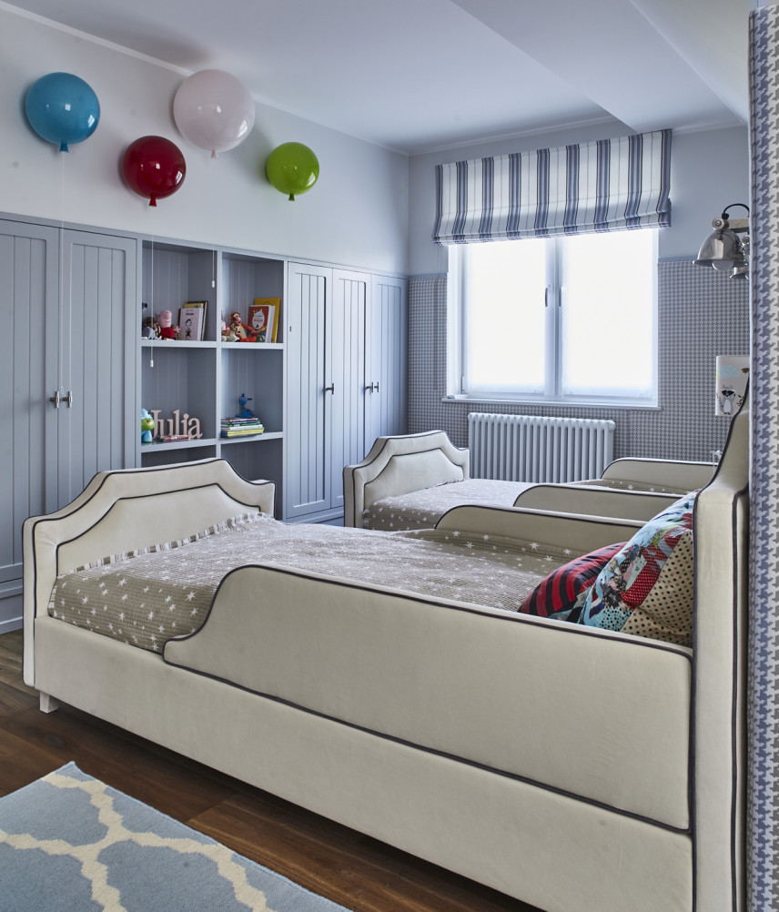 Pokój dziecięcy z tapicerowanymi łóżkami