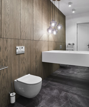 Aranżacja łazienki z imitacją drewna na ścianie
