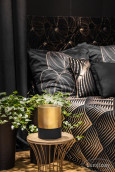 Łóżko tapicerowanym zagłówkiem  w kolorze czarnym