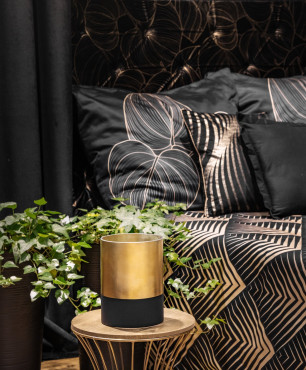 Łóżko tapicerowanym zagłówkiem  w kolorze czarnym