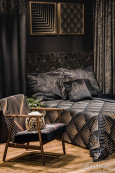 Sypialnia w kolorze czarnym z czarno-złotymi tekstyliami