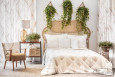 Aranżacja sypialni z żywymi kwiatami w stylowych ażurowych kwietnikach