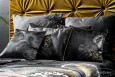 Aranżacja sypialni z dużym łóżkiem kontynentalnym w stylu glamour