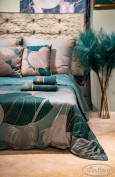 Sypialnia z łóżkiem kontynentalnym i pościelą z elementami floralnymi
