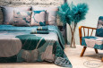 Aranżacja sypialni z fotelem w stylu glamour