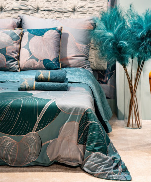 Aranżacja sypialni z fotelem w stylu glamour