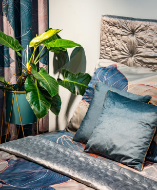 Sypialnia z zasłonami ze wzorem floralnym