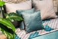 Poduszki w kolorze turkusowym i beżowym