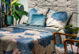 Aranżacja sypialni z motywem floralnym na pościeli i zasłonach