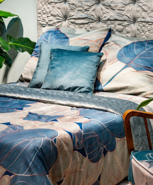 Aranżacja sypialni z motywem floralnym na pościeli i zasłonach