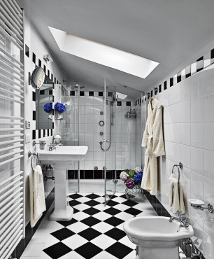 Czarno-biała łazienka na poddaszu