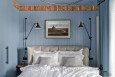 Błękitna sypialnia z kontynentalnym łóżkiem