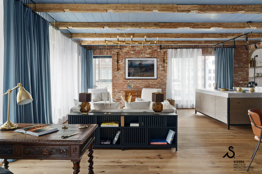 Salon w skandynawskim stylu ze ścianą ze starej cegły