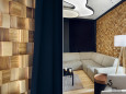 Stylowy salon z drewnianą ścianą