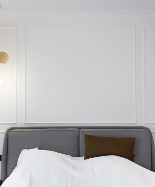Niewielka sypialnia z tapicerowanym łóżkiem