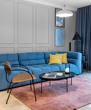 Designerski salon z niebieską kanapą