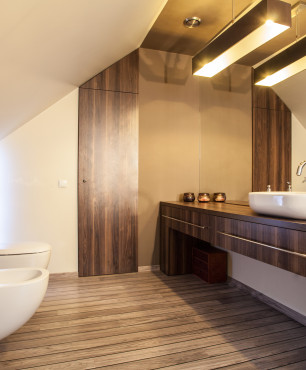 Klasyczna łazienka z elementami drewna