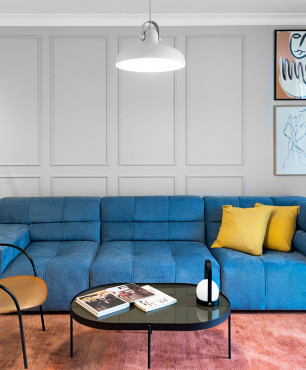 Szary salon z niebieską kanapą