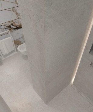 Aranżacja łazienki z szarymi betonowymi ścianami