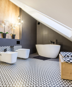 Łazienka na poddaszu z podłogą z czarno-białą mozaikę