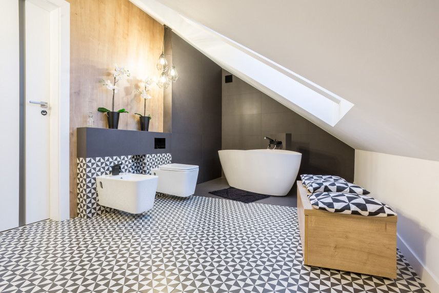 Łazienka na poddaszu z podłogą z czarno-białą mozaikę