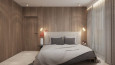 Sypialnia w drewnie z łóżkiem kontynentalnym