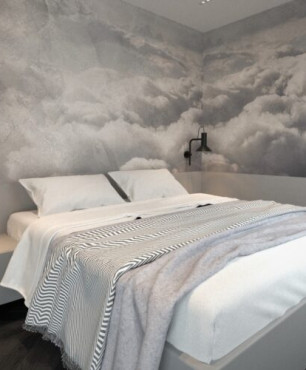 Sypialnia z tapetą na ścianie i łóżkiem kontynentalnym