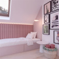 Łóżko nastolatki z tapicerowanymi panelami na ścianie
