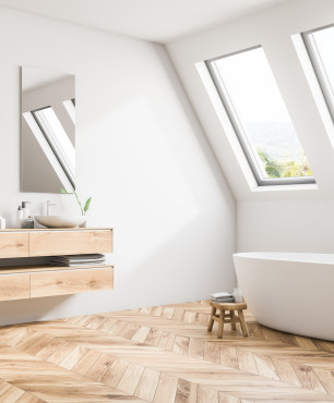 Biała łazienka z drewnianą podłogą