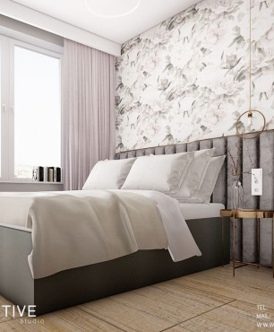 Sypialnia w stylu glamour z tapetą w kwiaty