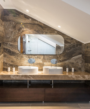 Elegancka łazienka z brązowym marmurem na ścianach