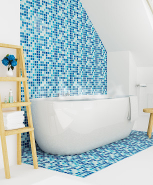 Biała łazienka z błękitna mozaiką