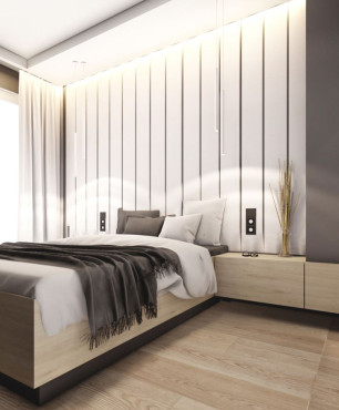 Sypialnia z drewnianym łóżkiem i białą boazerią na ścianie