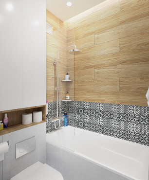 Łazienka z płytkami z imitacją drewna i mozaiką nad wanną