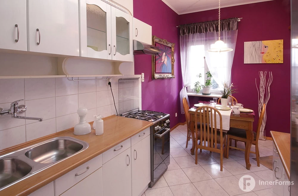 Kuchnia w stylu klasycznym z fioletową ścianą