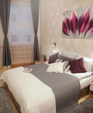 Sypialnia w stylu klasycznym z łóżkiem kontynentalnym