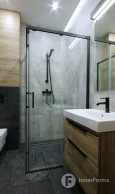 Aranżacja łazienki z prysznicem z przesuwanymi drzwiami
