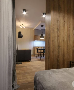 Sypialnia oddzielona od salonu drewnianą ścianą