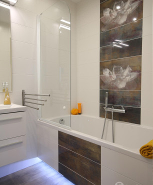 Łazienka z poziomymi płytkami w kolorze białym z brązowym szlaczkiem