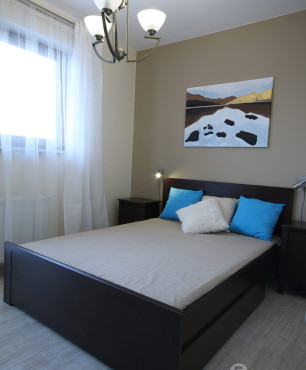 Mała sypialnia w stylu klasycznym z beżowymi ścianami