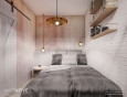 Stylowa sypialnia z białymi, drewnianymi drzwiami przesuwanymi