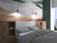 Sypialnia z szarym, tapicerowanym łóżkiem kontynentalnym i drewnianymi szafkami w zabudowie