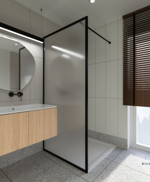 Klasyczna łazienka z prysznicem typu walk - in i oknem
