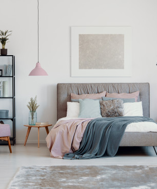 Sypialnia w stylu skandynawskim z pastelowymi dodatkami