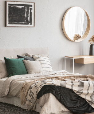Szaro-beżowa sypialnia w stylu skandynawskim